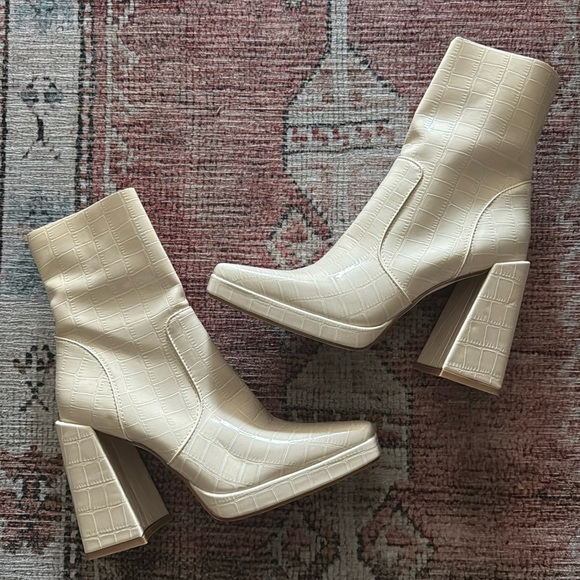 Princess Polly Shoes - Princess Polly cream faux patent leather boots NEW size 8